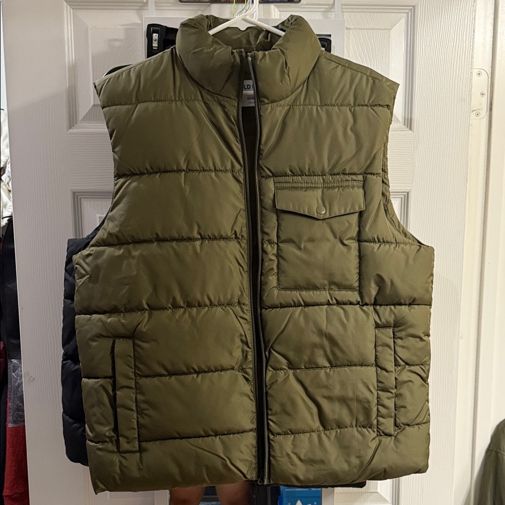 Old Navy Men's Green Puffer Vest